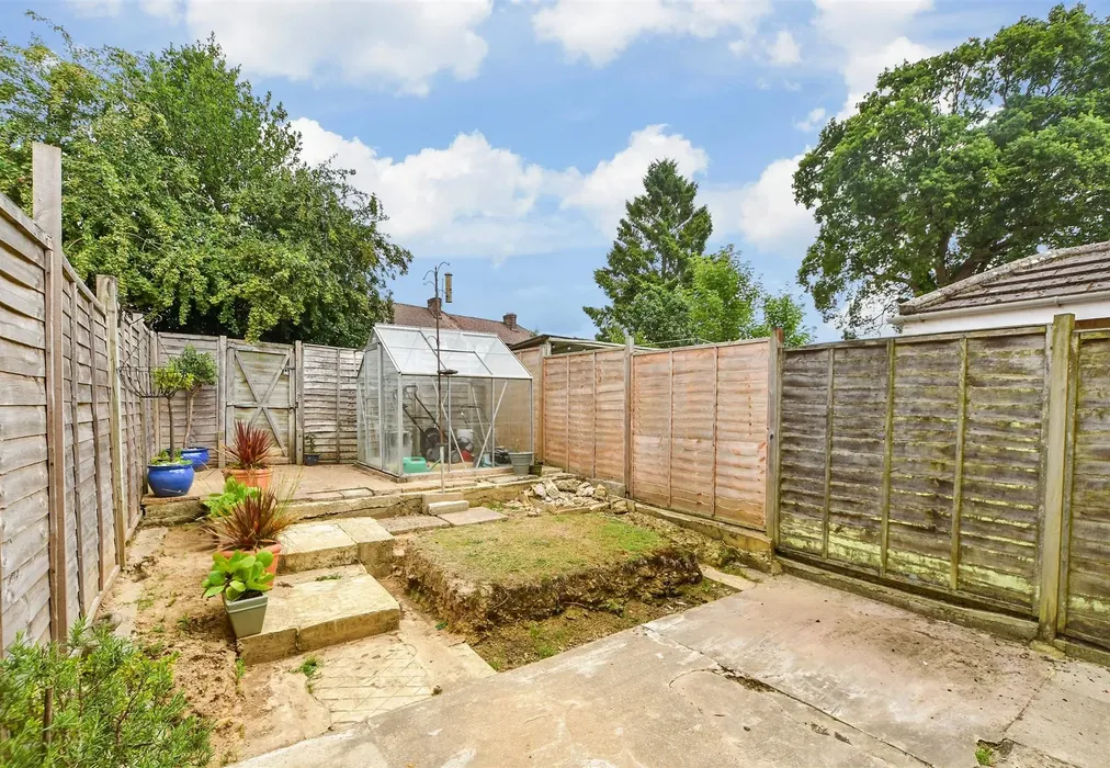 Rear Garden - Hunters Way, Uckfield, East Sussex - Wards of Kent