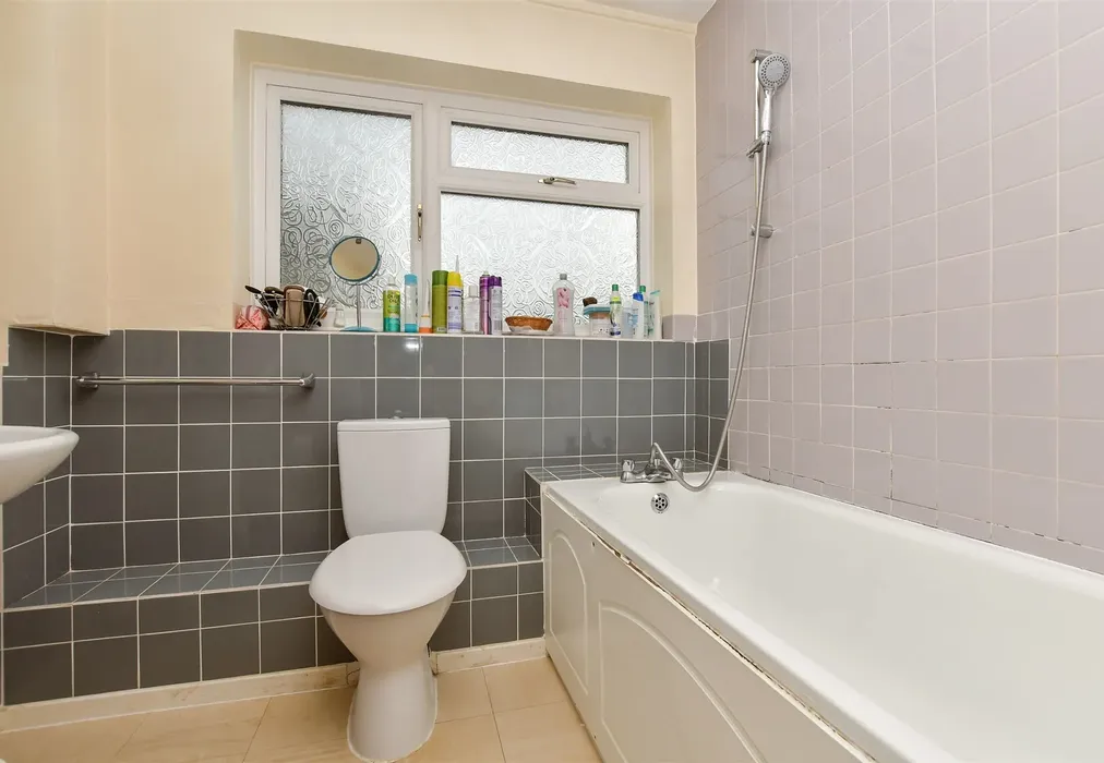 Bathroom - Cordrey Gardens, Coulsdon, Surrey - Wards of Kent