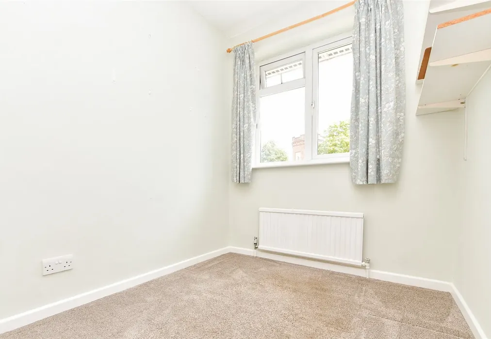 Bedroom 2 - Queens Approach, Uckfield, East Sussex - Wards of Kent