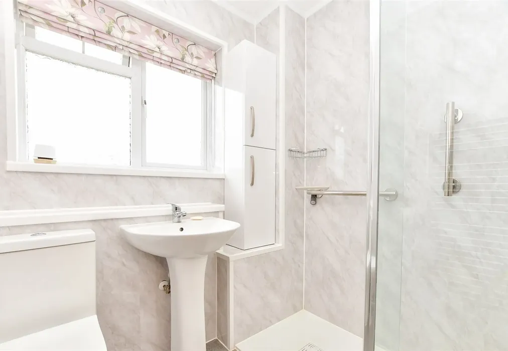 Bathroom - Queens Approach, Uckfield, East Sussex - Wards of Kent