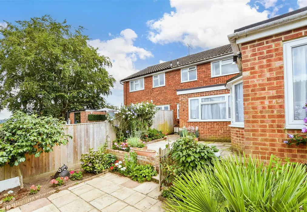 Rear Garden - Queens Approach, Uckfield, East Sussex - Wards of Kent