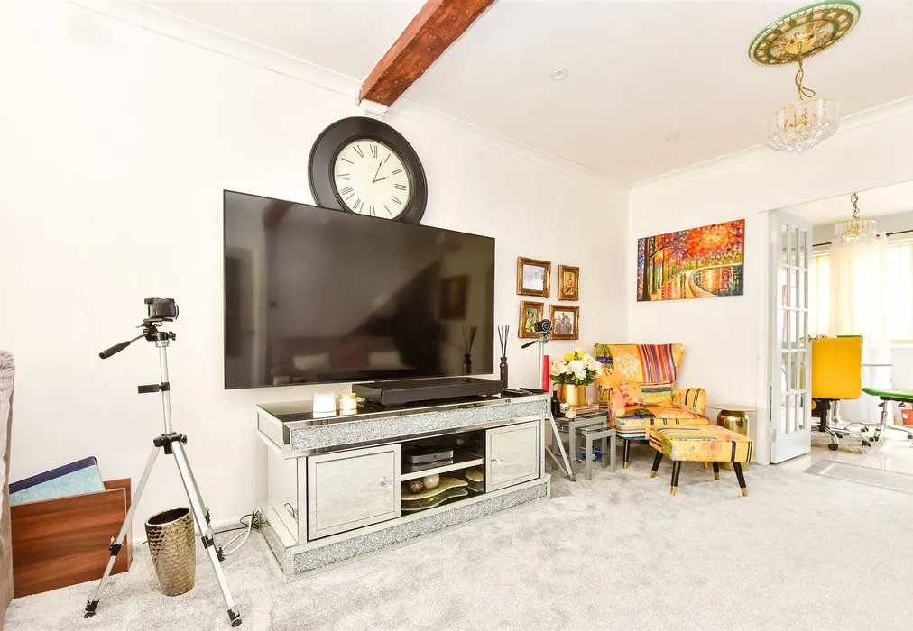 Lounge - Wyecliffe Gardens, Merstham, Surrey - Wards of Kent