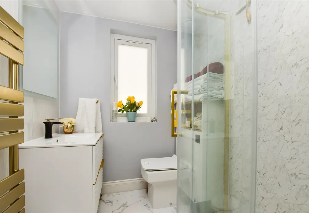 Bathroom - Wyecliffe Gardens, Merstham, Surrey - Wards of Kent