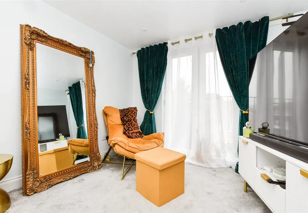 Bedroom 1 - Wyecliffe Gardens, Merstham, Surrey - Wards of Kent