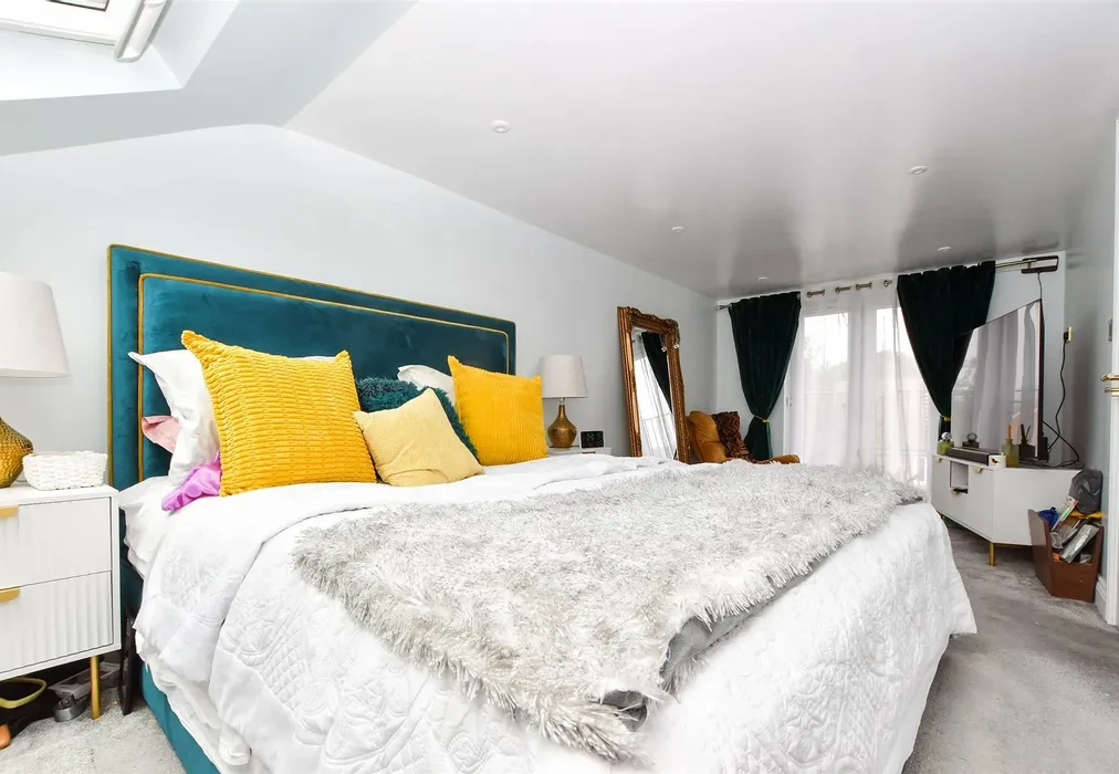 Bedroom 1 - Wyecliffe Gardens, Merstham, Surrey - Wards of Kent