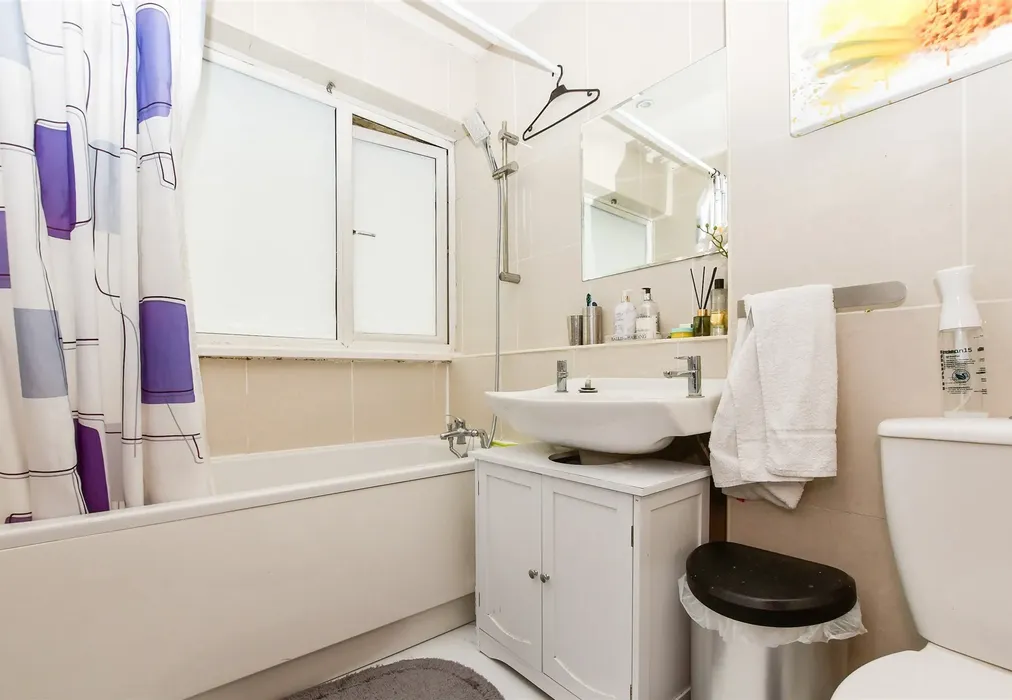 Bathroom - Wyecliffe Gardens, Merstham, Surrey - Wards of Kent