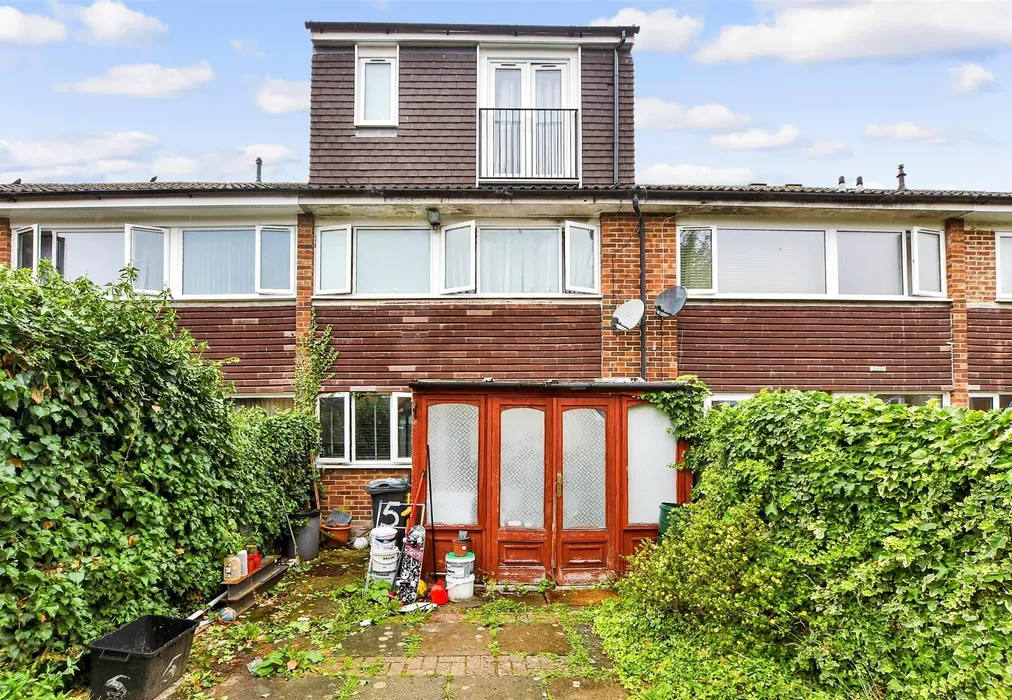 Rear Garden - Wyecliffe Gardens, Merstham, Surrey - Wards of Kent