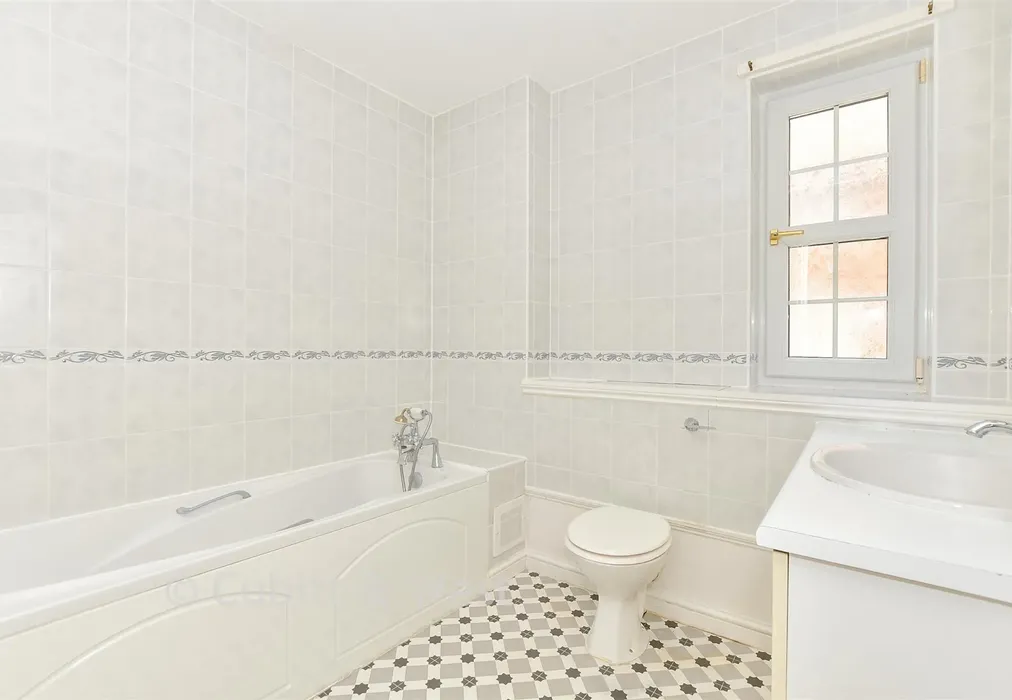 Bathroom - Brockhampton Road, Havant, Hampshire - Wards of Kent