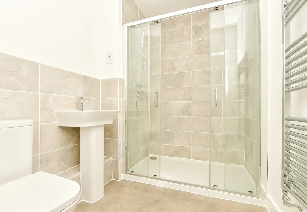 En Suite - Red House, Liberty View, Old Ashford Road, Lenham, Maidstone, Kent - Wards of Kent