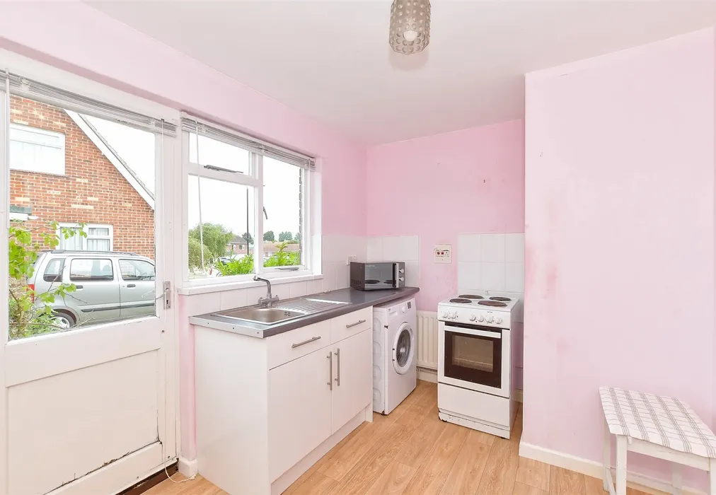Kitchen - Golden Ridge, Freshwater, Isle of Wight - Wards of Kent