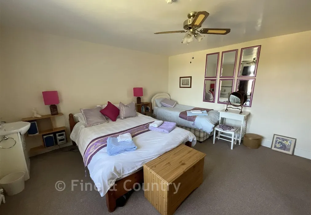 Bedroom 2* - Quay Lane, Brading, Isle of Wight - Wards of Kent