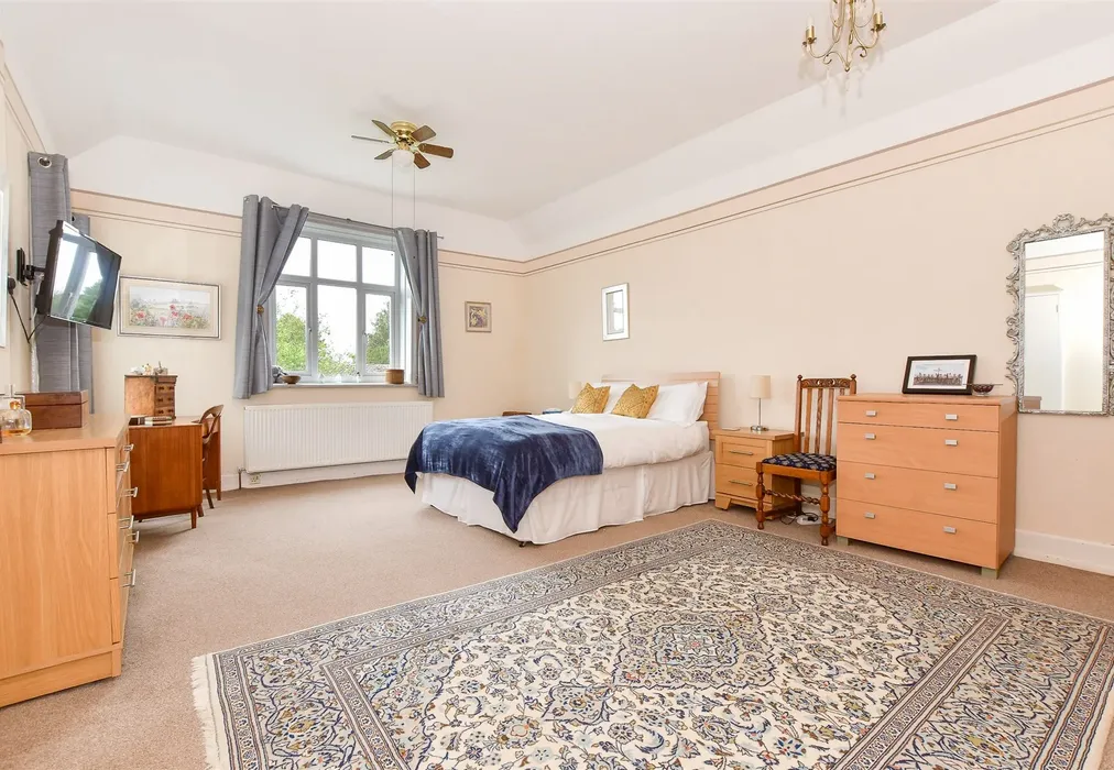 Bedroom 1 - Quay Lane, Brading, Isle of Wight - Wards of Kent