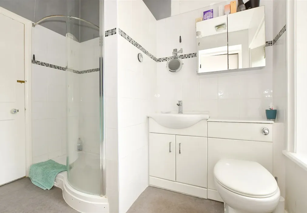 En-Suite - Quay Lane, Brading, Isle of Wight - Wards of Kent