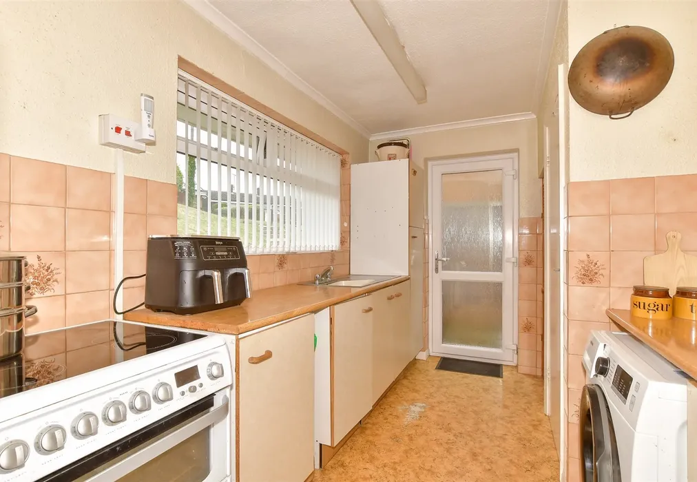Kitchen - Lineacre Close, Gillingham, Kent - Wards of Kent