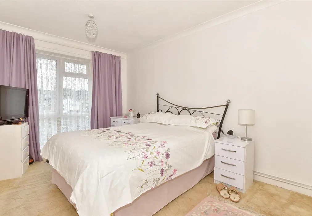 Bedroom 1 - Lineacre Close, Gillingham, Kent - Wards of Kent
