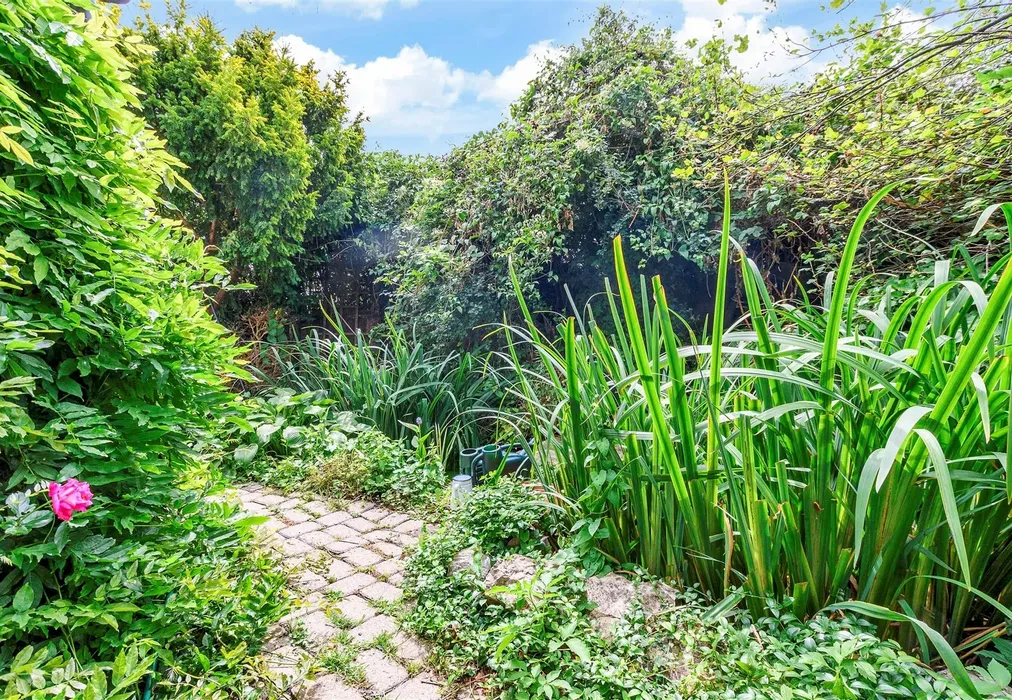 Rear Garden - Red Street, Southfleet, Gravesend, Kent - Wards of Kent