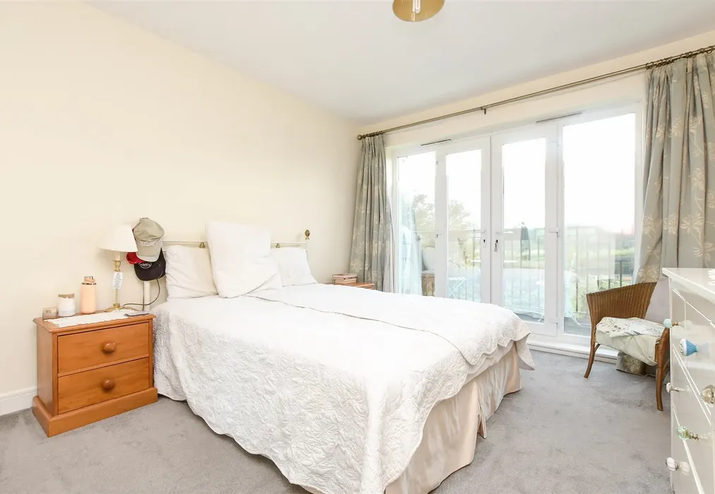 Bedroom 1 - The Moors, Redhill, Surrey - Wards of Kent