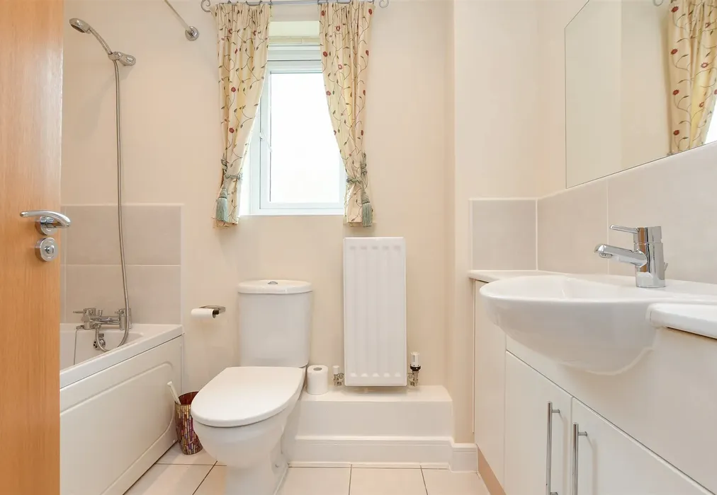 Family Bathroom - The Moors, Redhill, Surrey - Wards of Kent