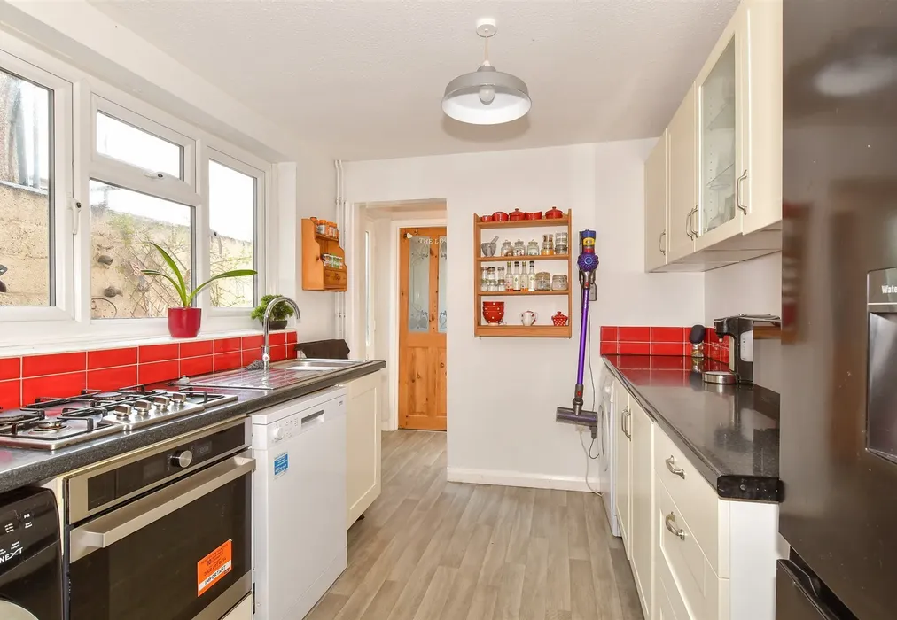 Kitchen - Wellwinch Road, Sittingbourne, Kent - Wards of Kent