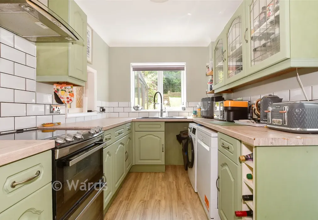 Kitchen - Hawthorne Close, River, Dover, Kent - Wards of Kent