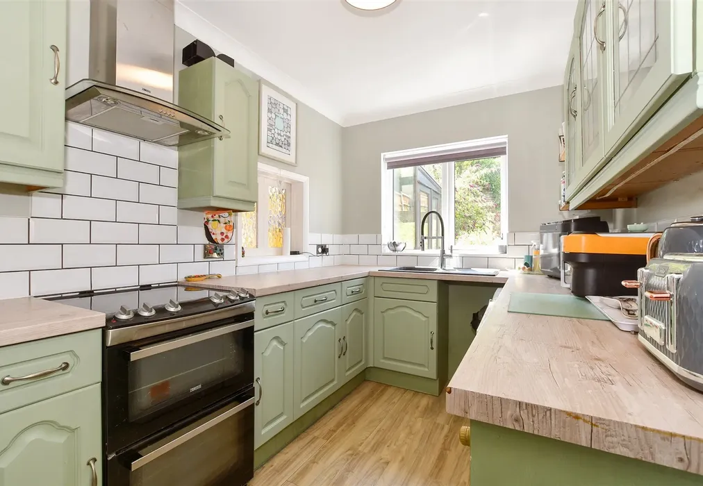 Kitchen - Hawthorne Close, River, Dover, Kent - Wards of Kent