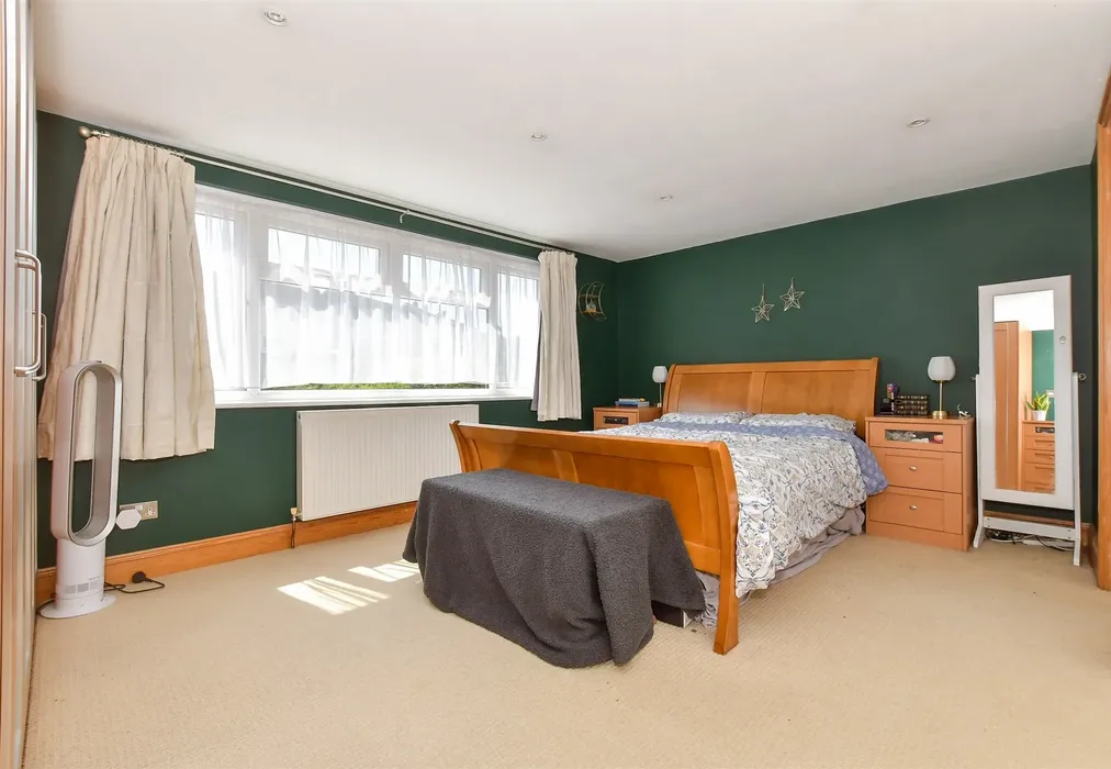 Loft Room - Hawthorne Close, River, Dover, Kent - Wards of Kent