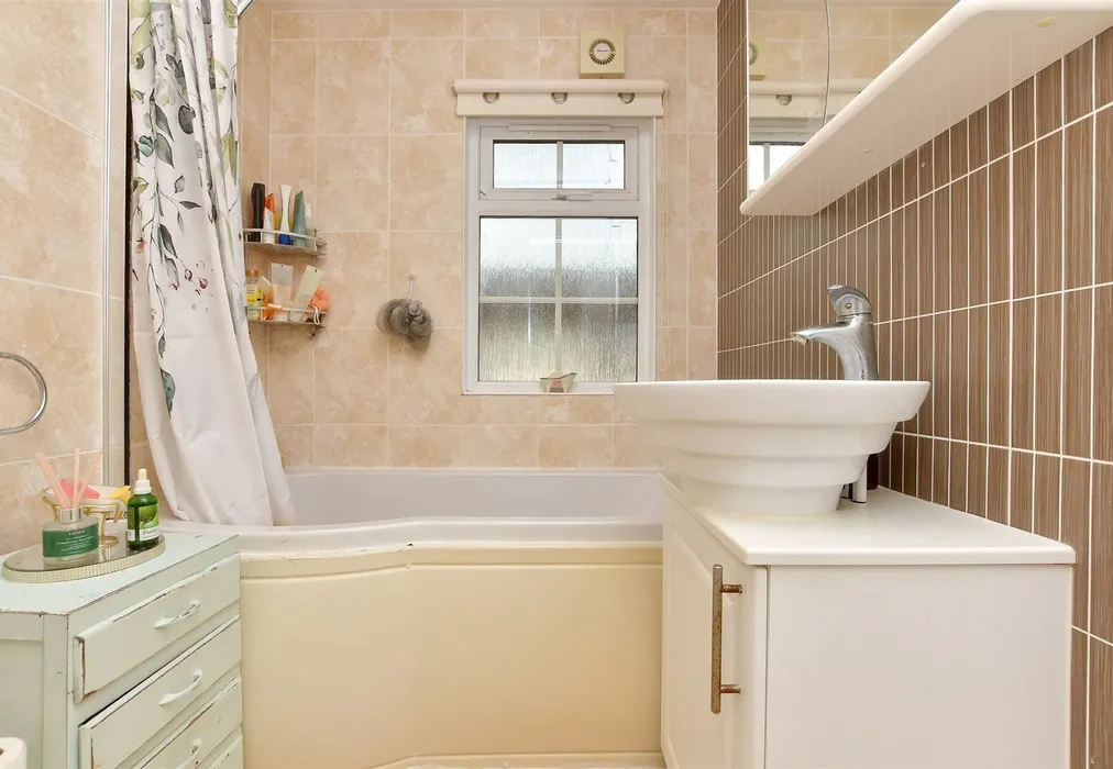 Bathroom - Faversham Road, Seasalter, Whitstable, Kent - Wards of Kent