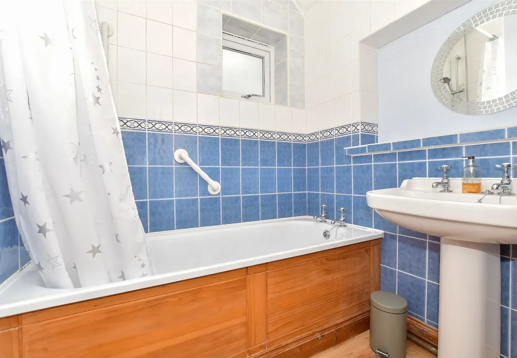 Bathroom - Gibbet Lane, Horsmonden, Tonbridge, Kent - Wards of Kent