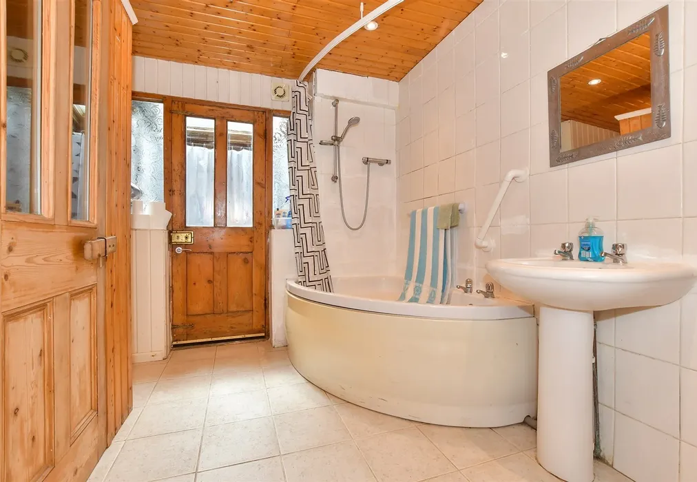 Bathroom - Clarendon Street, Dover, Kent - Wards of Kent