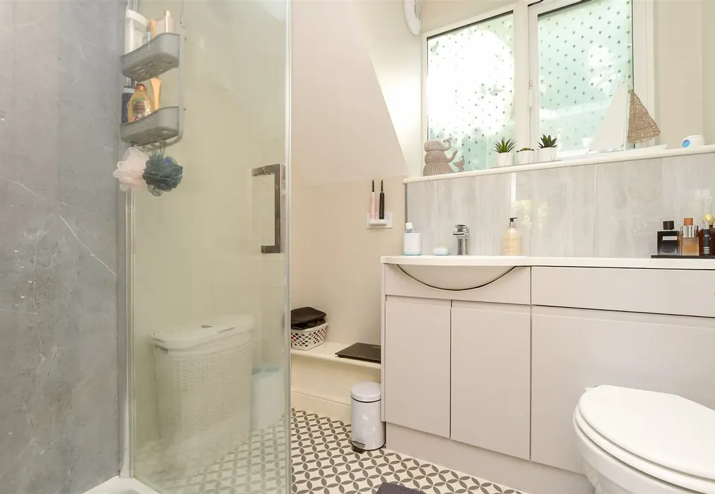En-Suite Shower Room - Springbottom Lane, Bletchingley, Redhill, Surrey - Wards of Kent