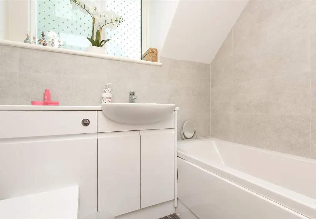 Bathroom - Springbottom Lane, Bletchingley, Redhill, Surrey - Wards of Kent