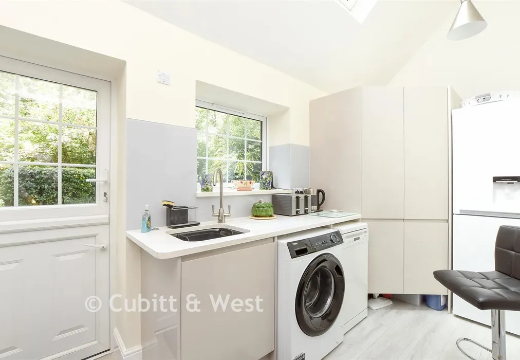 Kitchen - Springbottom Lane, Bletchingley, Redhill, Surrey - Wards of Kent