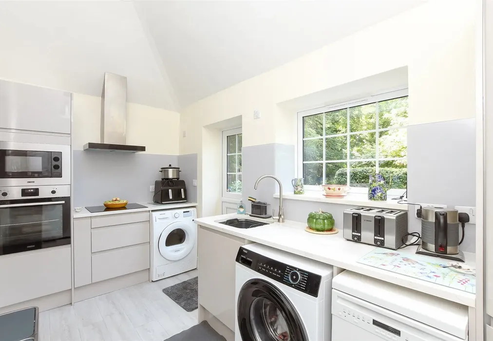 Kitchen - Springbottom Lane, Bletchingley, Redhill, Surrey - Wards of Kent