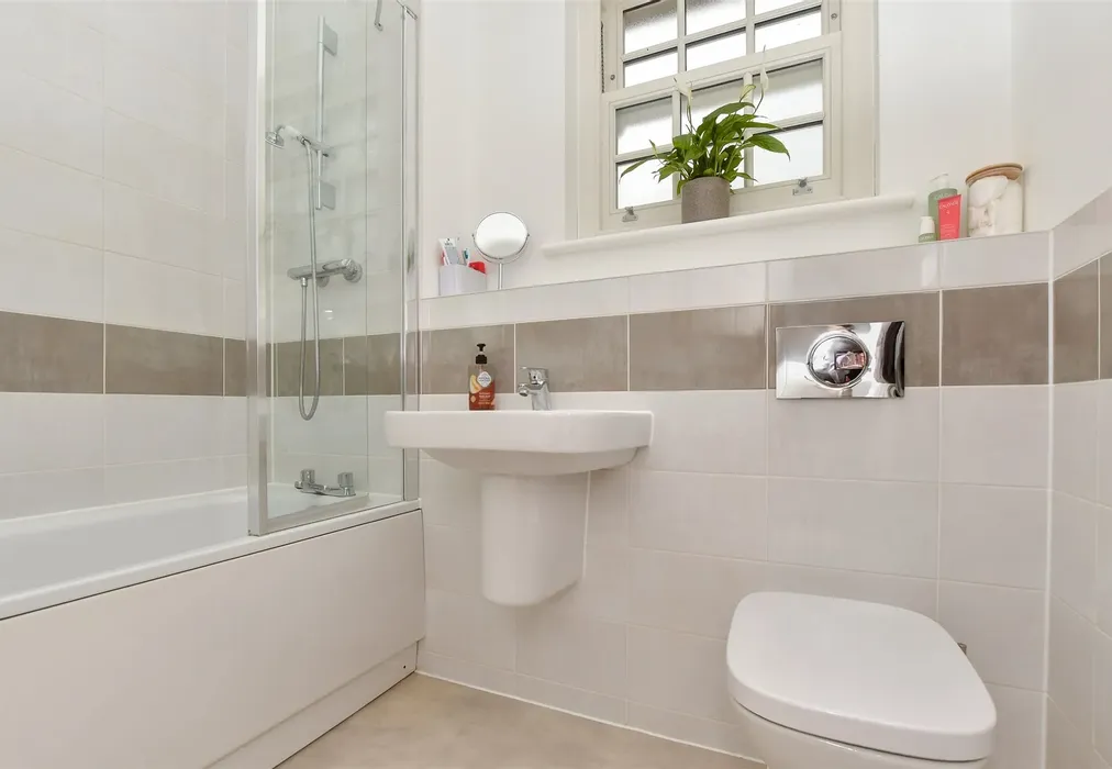 Bathroom - Three Fields Road, Tenterden, Kent - Wards of Kent