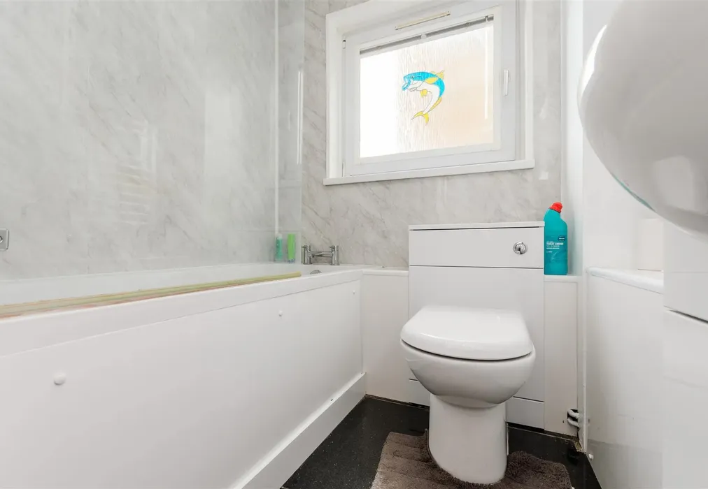Bathroom - Ifield Way, Gravesend, Kent - Wards of Kent