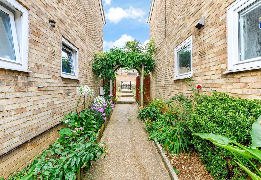 Communal Gardens - Ifield Way, Gravesend, Kent - Wards of Kent