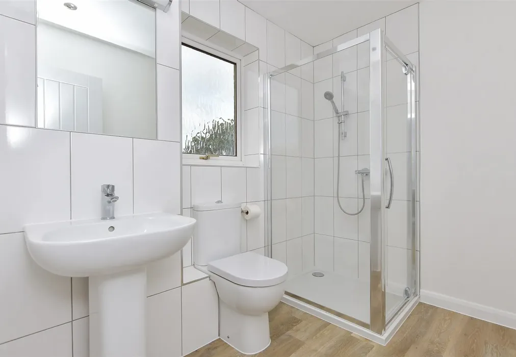 En-Suite - Grange Way, Broadstairs, Kent - Wards of Kent