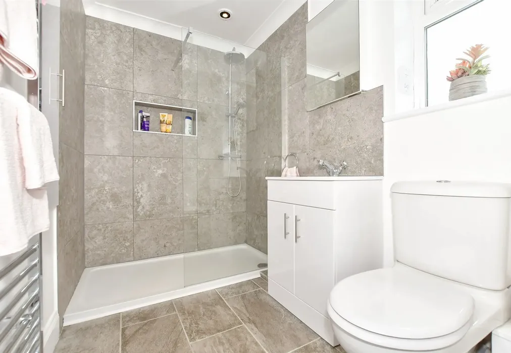 En-Suite - Lower Sands, Dymchurch, Kent - Wards of Kent