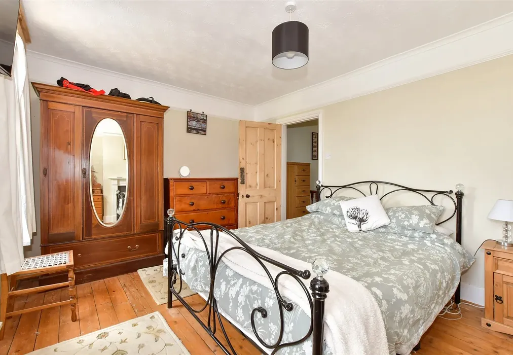 Bedroom 1 - New Cottages, Five Ashes, Mayfield, East Sussex - Wards of Kent