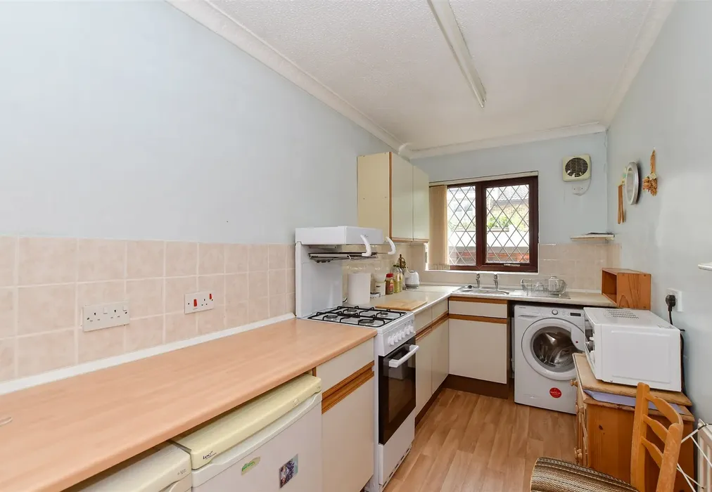 Kitchen - Angel Close, Basildon, Essex - Wards of Kent