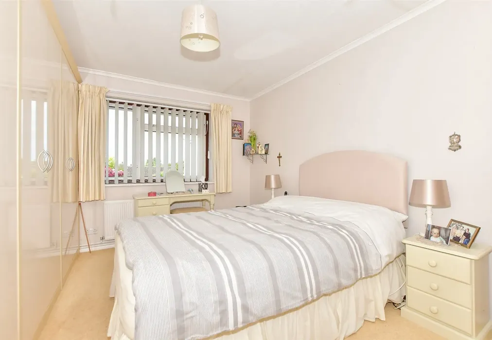 Bedroom 1 - Birkdale Drive, Folkestone, Kent - Wards of Kent