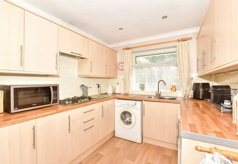 Kitchen - Birkdale Drive, Folkestone, Kent - Wards of Kent