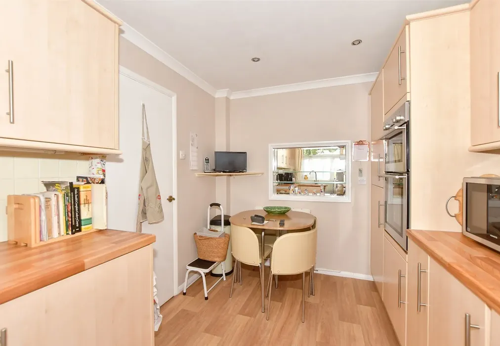 Kitchen - Birkdale Drive, Folkestone, Kent - Wards of Kent