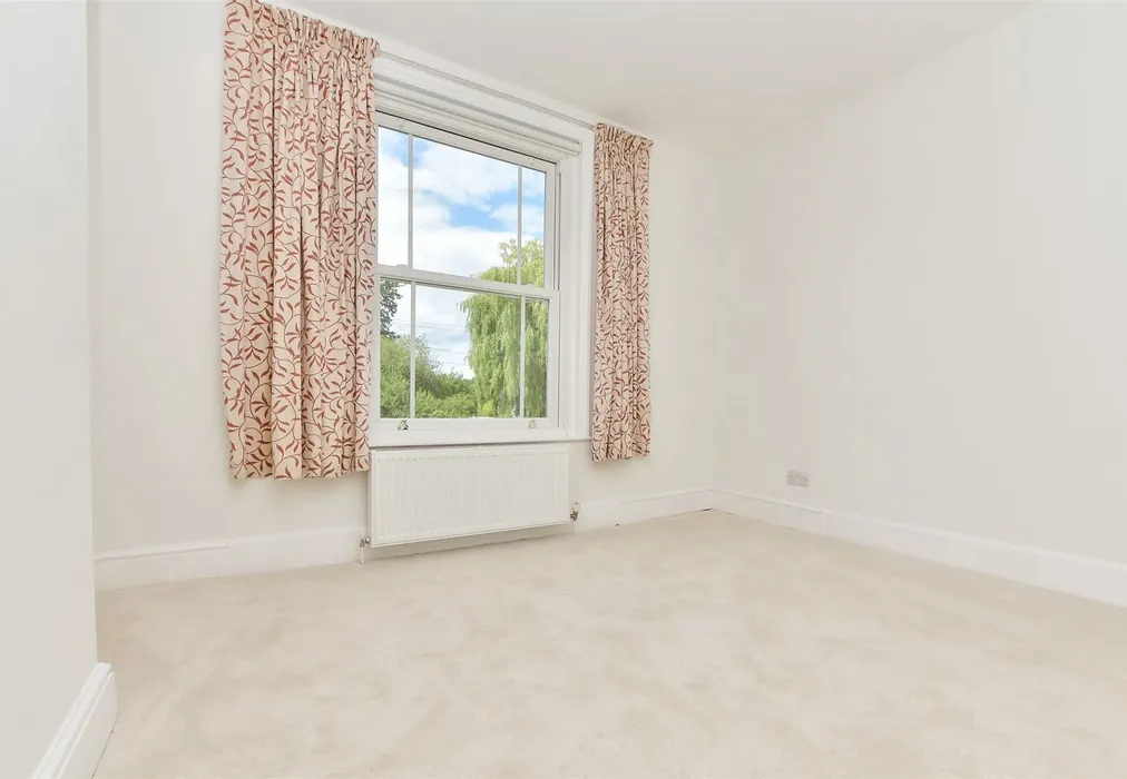 Bedroom 1 - Spook Hill, North Holmwood, Dorking, Surrey - Wards of Kent