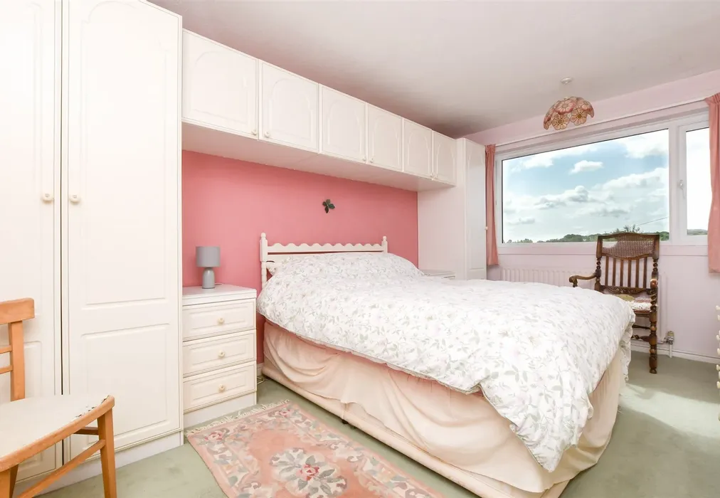 Bedroom 1 - Rough Rew, Dorking, Surrey - Wards of Kent