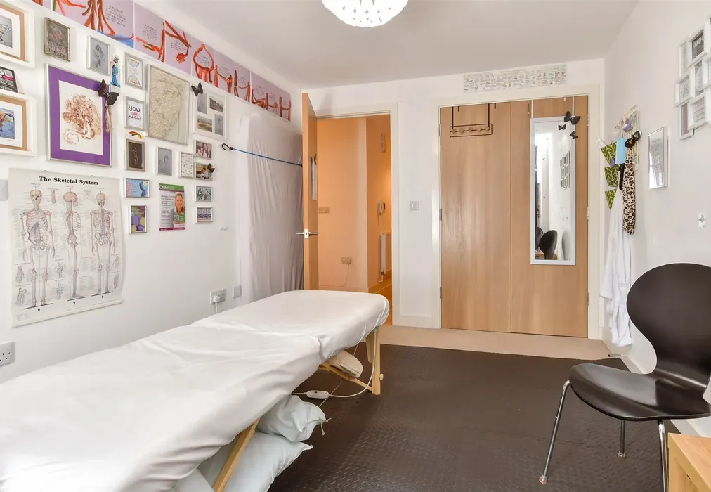Bedroom 1 - Pankhurst Avenue, Brighton, East Sussex - Wards of Kent