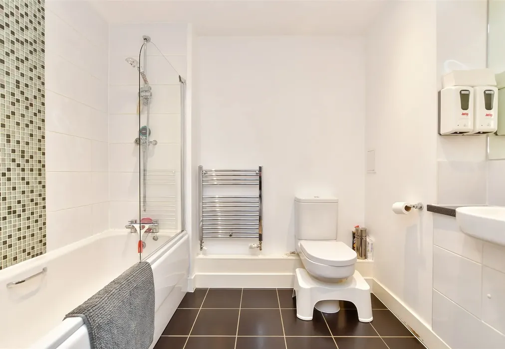 Bathroom - Pankhurst Avenue, Brighton, East Sussex - Wards of Kent