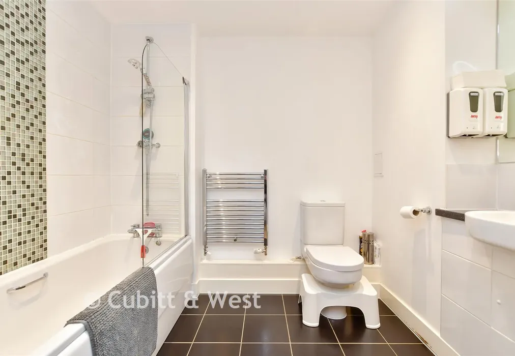 Bathroom - Pankhurst Avenue, Brighton, East Sussex - Wards of Kent