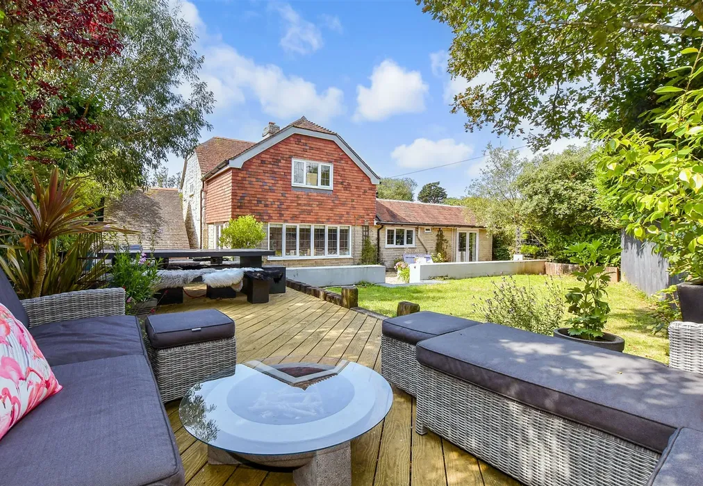 External Lifestyle Photograph - Main Road, Brighstone, Isle of Wight - Wards of Kent