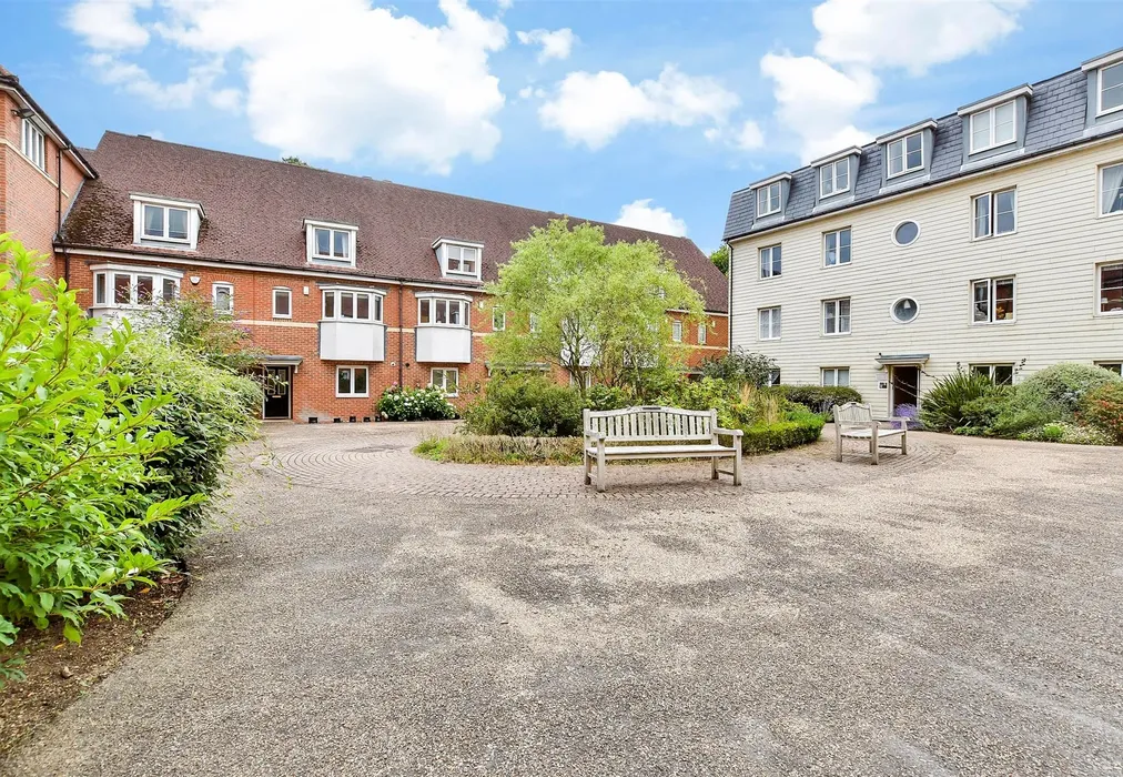 Communal Gardens - Wingfield Court, Banstead, Surrey - Wards of Kent